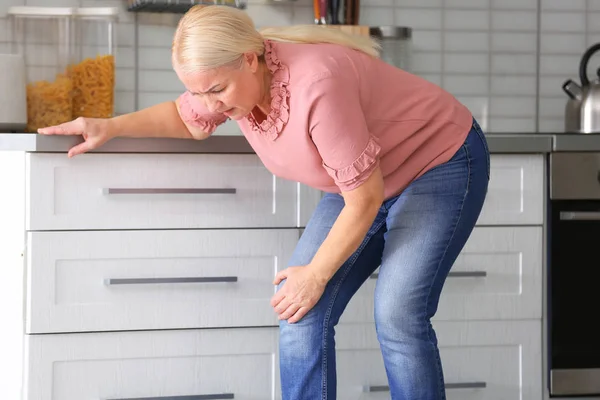 Senior Woman Suffering Knee Pain Kitchen — Stock Photo, Image