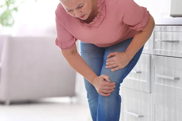 Senior Woman Suffering Knee Pain Kitchen — Stock Photo, Image