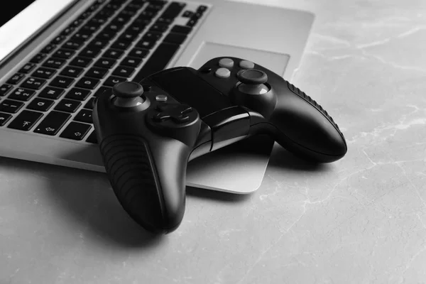 Контролер Відеоігор Ноутбук Сірому Столі — стокове фото
