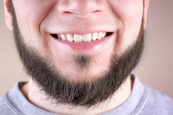 Giovane Uomo Con Denti Sani Sorridente Sfondo Colore Primo Piano — Foto Stock