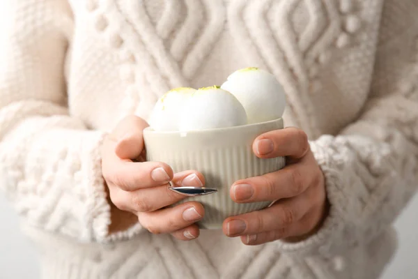 Frau Mit Schüssel Schnee Eis Nahaufnahme — Stockfoto