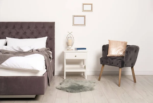 Stijlvolle Interieur Van Moderne Kamer Met Comfortabel Bed — Stockfoto