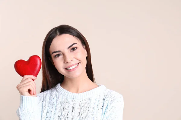 Ritratto Giovane Donna Con Cuore Rosso Decorativo Sfondo Colori Spazio — Foto Stock