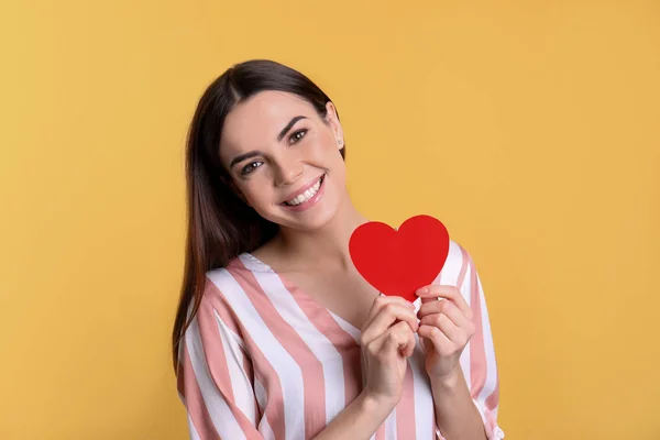 Ritratto Giovane Donna Con Cuore Carta Sfondo Colori — Foto Stock