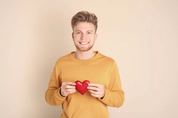 Retrato Hombre Joven Con Corazón Decorativo Sobre Fondo Color — Foto de Stock