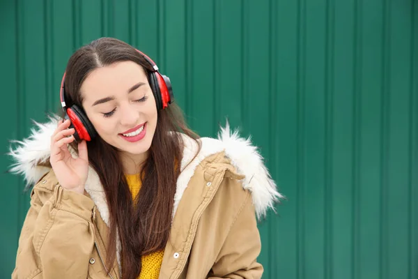 Όμορφη Νεαρή Γυναίκα Ακούτε Μουσική Ακουστικά Κατά Χρώμα Τοίχου Χώρο — Φωτογραφία Αρχείου