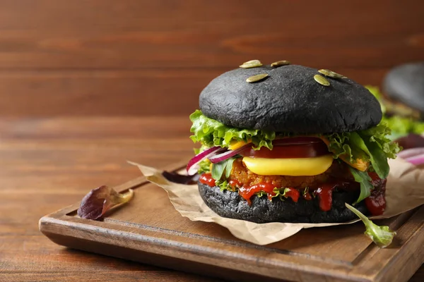 Deska Černým Vegetariánské Chutné Burger Dřevěný Stůl — Stock fotografie