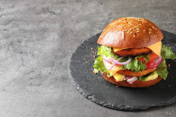 Leisteen Plaat Met Dubbele Vegetarische Hamburger Grijze Achtergrond Ruimte Voor — Stockfoto