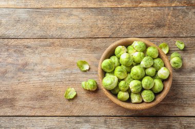 Kase taze Brüksel lahanası ahşap arka plan, metin için yer ile üstten görünüm