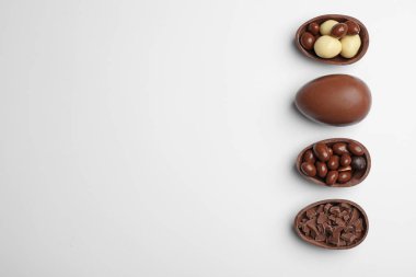 Beyaz arka plan, metin için yer ile üstten görünüm üzerinde lezzetli çikolata Paskalya yumurtaları