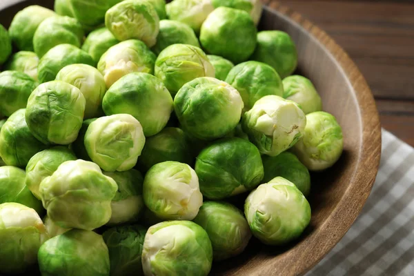 Frische Rosenkohl Sprossen Schüssel Auf Dem Tisch Nahaufnahme — Stockfoto