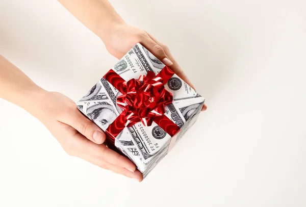 Mujer Sosteniendo Caja Regalo Envuelta Papel Decorativo Con Patrón Dólar — Foto de Stock