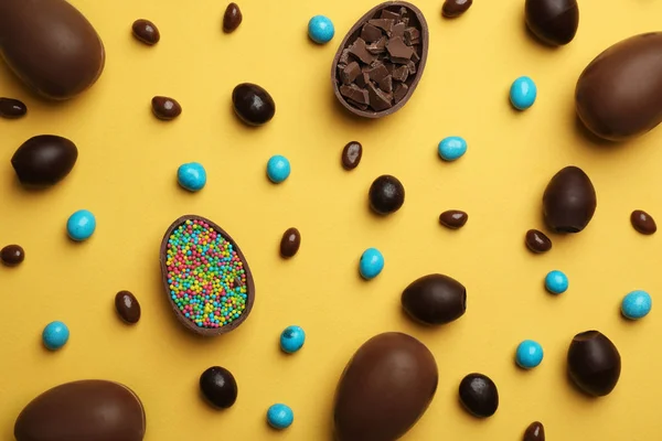 Composición Plana Con Huevos Pascua Chocolate Sobre Fondo Color — Foto de Stock
