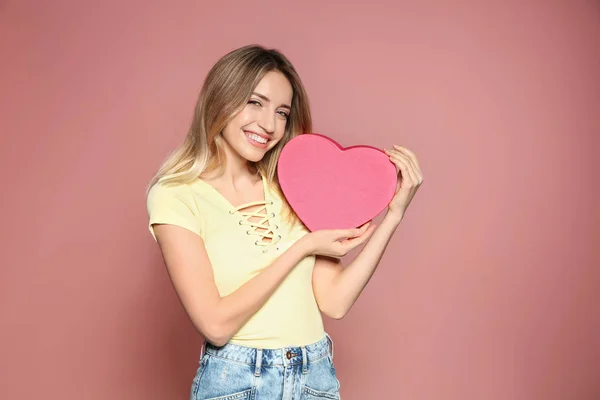 Ritratto Bella Ragazza Sorridente Con Scatola Regalo Forma Cuore Sfondo — Foto Stock