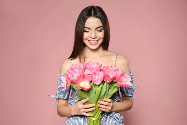 Retrato Bela Menina Sorridente Com Tulipas Primavera Fundo Rosa Dia — Fotografia de Stock