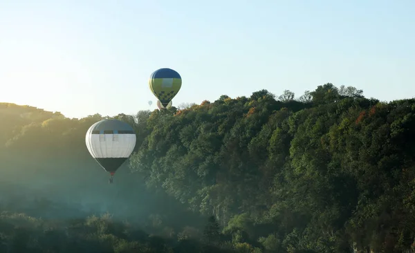 Güzel Bir Sonbahar Orman Üzerinde Uçan Sıcak Hava Balonları Manzarası — Stok fotoğraf