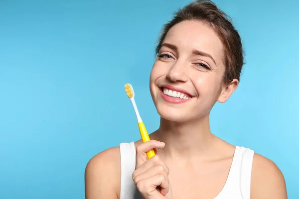 Ritratto Giovane Donna Con Spazzolino Denti Sfondo Colori Spazio Testo — Foto Stock