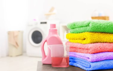 Temiz havlu ve yumuşatıcı çamaşır odasında, metin için yer masada yığını 