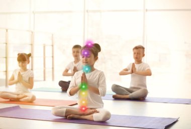 Çakra puanla grubunda kapalı zen yoga uygulamak küçük kız