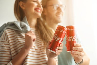 Mykolaiv, Ukrayna - 28 Kasım 2018: Genç Coca-Cola kutuları ile kapalı çift. Serinletici içecek 