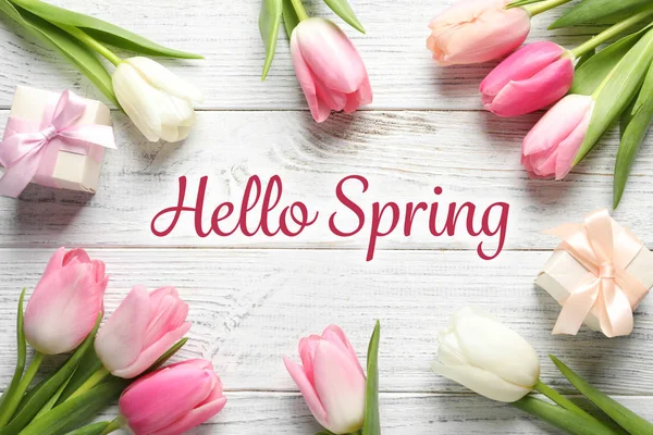 Плоская Композиция Красивых Цветов Текста Hello Spring Светлом Деревянном Фоне — стоковое фото
