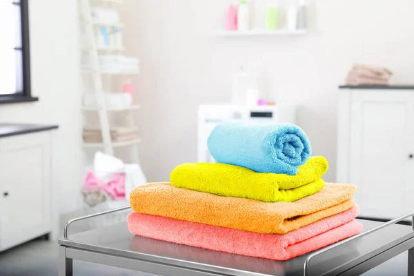 Καθαρές Πετσέτες Πίνακα Στο Δωμάτιο Πλυντηρίων — Φωτογραφία Αρχείου