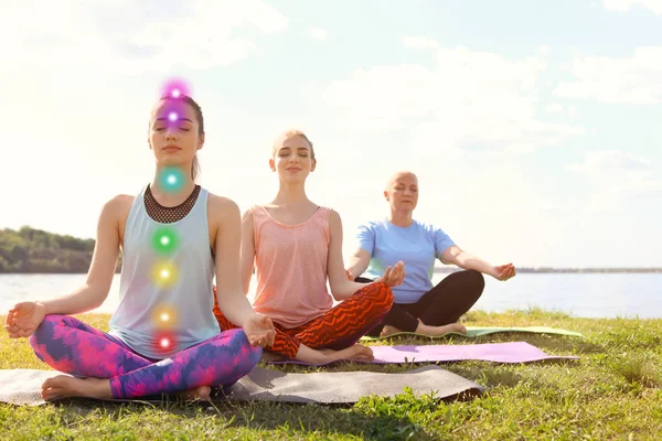 Femeie Puncte Chakra Practicând Zen Yoga Grup Aer Liber — Fotografie, imagine de stoc