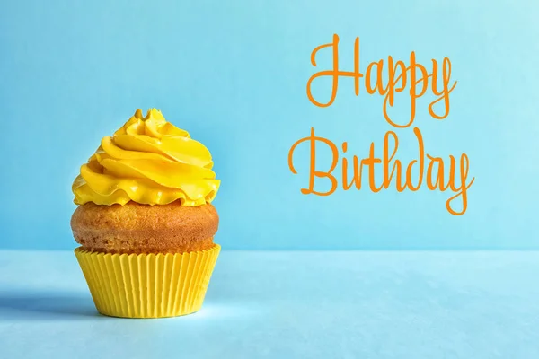 Heerlijke Cupcake Met Room Tekst Happy Birthday Blauwe Achtergrond — Stockfoto