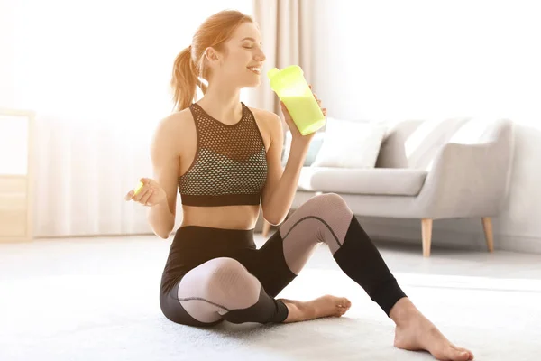 Junge Frau Mit Flasche Erfrischungsgetränk Nach Fitnessübungen Hause Auf Dem — Stockfoto