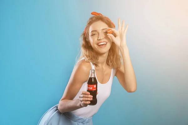 Mykolaiv Ukraine November 2018 Junge Frau Mit Einer Flasche Coca — Stockfoto