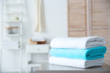 Banyo, metin için yer tablo renkli temiz yumuşak havlu 