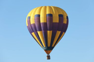 Sıcak hava balonu mavi gökyüzünde güzel görünümü