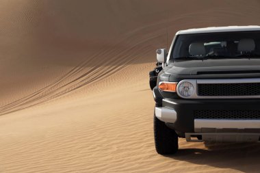 Kumul şiddetle vurmak için çöl hazır modern araba