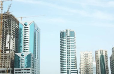 Dubai, Birleşik Arap Emirlikleri - 06 Kasım 2018: Cityscape modern binalar ile