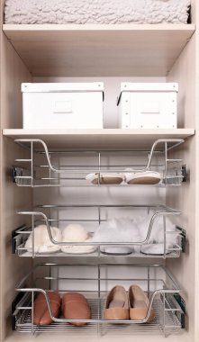 Farklı ayakkabı ve dolap dolap raf kutuları çekmeceli