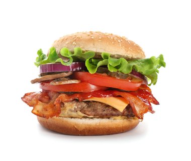 Beyaz arka planda pastırmalı lezzetli hamburger.