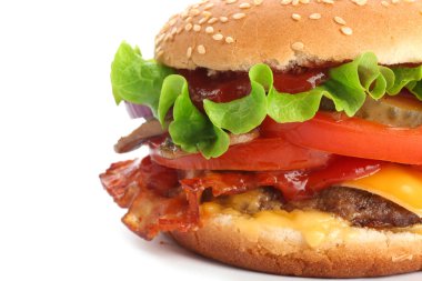 Beyaz arka planda, closeup pastırma ile lezzetli burger