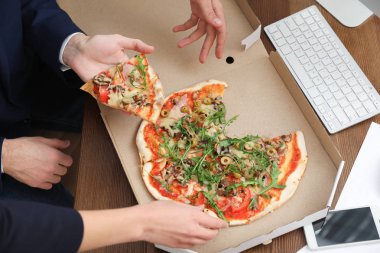 Ofis çalışanları pizza işyerinde, closeup öğle yemeğinde. Food teslim