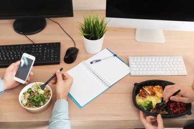 Ofis çalışanları işyerinde öğle yemeği. Food teslim