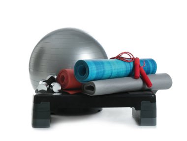 Fitness ekipmanları beyaz arka plan üzerinde kümesi