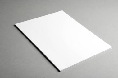 Broşür gri arka plan üzerinde boş kapak ile. Tasarım için alay