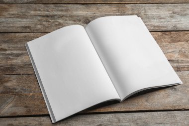Mockup ahşap arka plan üzerine açık broşür