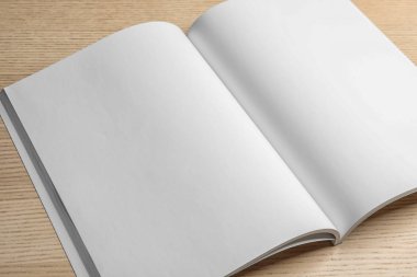 Mockup ahşap arka plan üzerine açık broşür