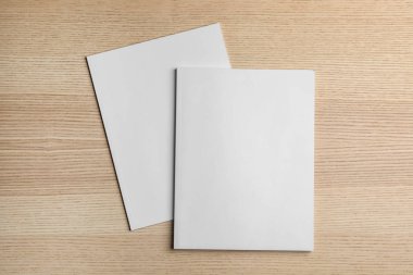 Broşürü ahşap arka plan, üstten görünüm üzerinde boş kapsar. Tasarım için alay
