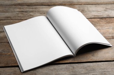 Mockup ahşap arka plan üzerine açık broşür