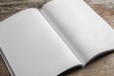 Mockup ahşap arka plan üzerine açık broşür