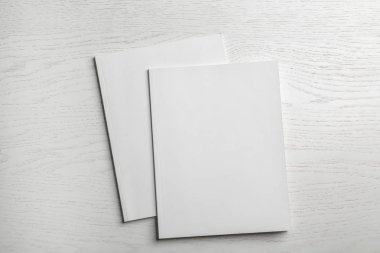 Broşürü ahşap arka plan, üstten görünüm üzerinde boş kapak ile. Tasarım için alay