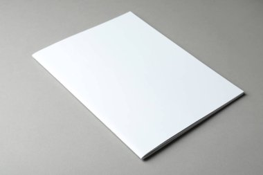 Broşür gri arka plan üzerinde boş kapak ile. Tasarım için alay