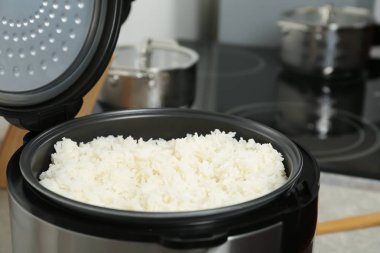 Modern mutfak taze haşlanmış pirinç Ocak