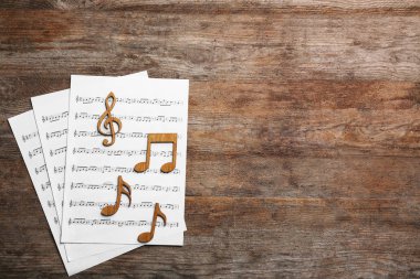 Müzik notlar sayfalarında yer ahşap arka plan, düz ile yatıyordu. Metin için yer